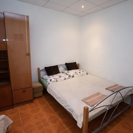 Alexander Guest house *