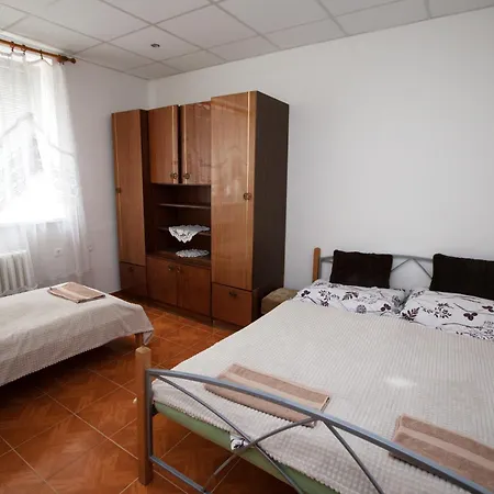 Alexander בית הארחה *